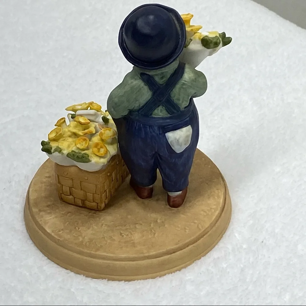 Avon Vintage porcelain figurine “Springtime” Jessie Willcox hand painted 1986